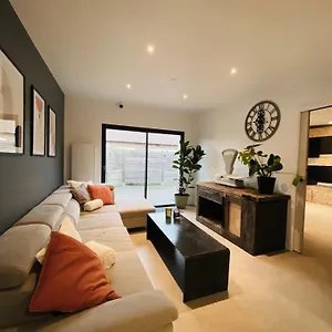 The Share House Gazde/Camere de închiriat